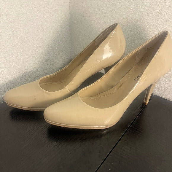 Ellen Tracy Cream Heels Classic Stiletto Design