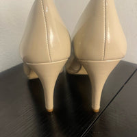 Ellen Tracy Cream Heels Classic Stiletto Design