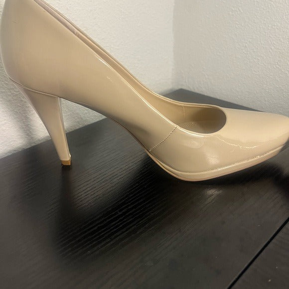 Ellen Tracy Cream Heels Classic Stiletto Design