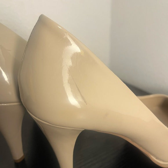 Ellen Tracy Cream Heels Classic Stiletto Design
