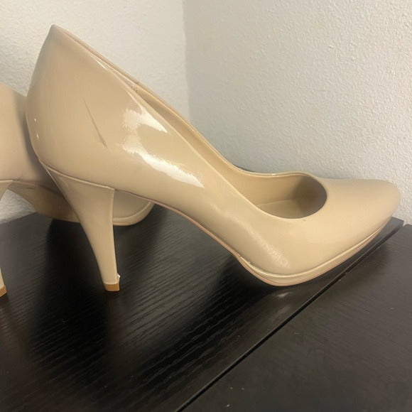 Ellen Tracy Cream Heels Classic Stiletto Design