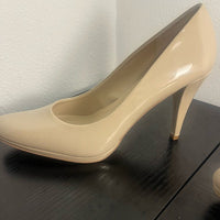Ellen Tracy Cream Heels Classic Stiletto Design